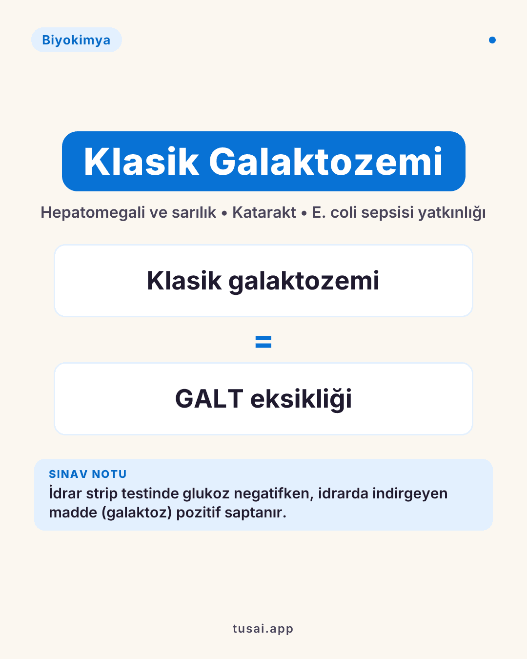 Klasik Galaktozemi: "Galaktoz-1-Fosfat Üridil Transferaz (GALT)" enzim eksikliğidir. Anne sütündeki laktoz (glukoz+galaktoz) bebeğe zehir olur. Klinik triad: Karaciğer yetmezliği (sarılık/hepatomegali), erken dönem katarakt ve E. coli sepsisine yatkınlıktır. İdrarda strip testinde glukoz negatifken, idrarda indirgeyen madde (galaktoz) pozitif saptanır.